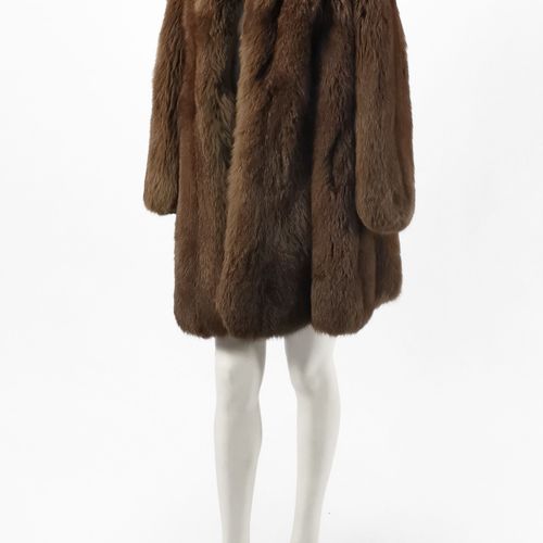 Null Manteau

Fourure de renard brun, fermeture à crochets, poches latérales