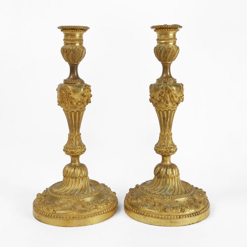 Null Paire de flambeaux de style Louis XVI

Bronze ciselé doré, H 29 cm