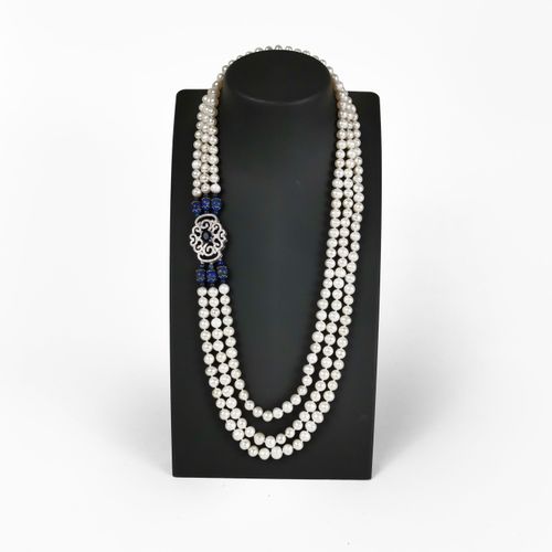 Null Collier de trois rangs de perles

Orné d'un motif pavé de pierres d'imitati&hellip;