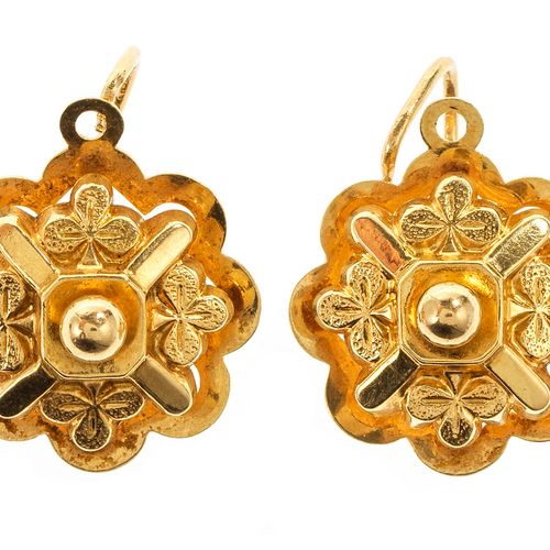 Null Boucles d'oreilles dormeuses ciselées anciennes

Travail français, or 750, &hellip;