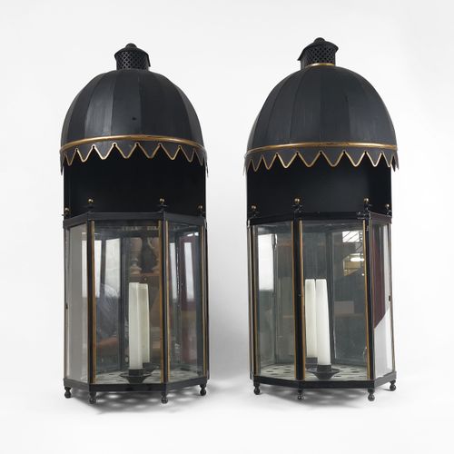 Null Paire de lanternes

Tôle laquée noire et or, 66x28x21 cm