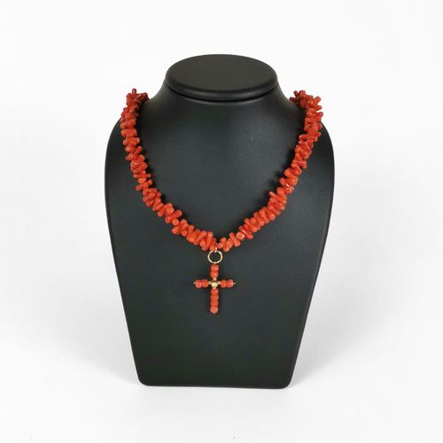 Null Collier composé de bâtonnets de corail, retenant une croix sertie de perles&hellip;