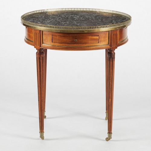 Null Table bouillotte de style Louis XVI

Acajou, laiton et marbre gris, 72x66 c&hellip;