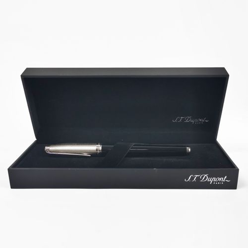 Null S.T. Dupont, stylo-plume

Résine noire et capuchon en métal argenté, L 13,5&hellip;
