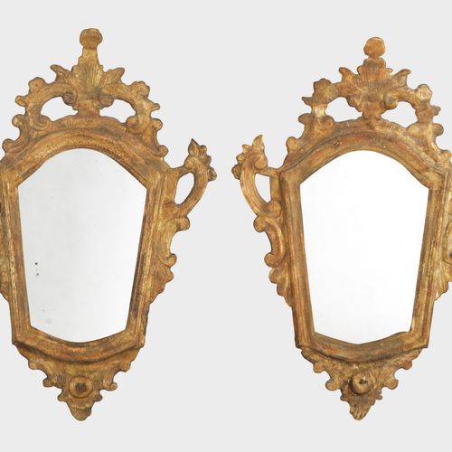 Null Paire de miroirs, Venise, XVIIIe s 

Bois sculpté et doré, H 58 cm