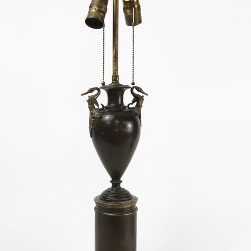 Null Lampe urne de style néoclassique

Bronze doré et patiné, H 47 cm