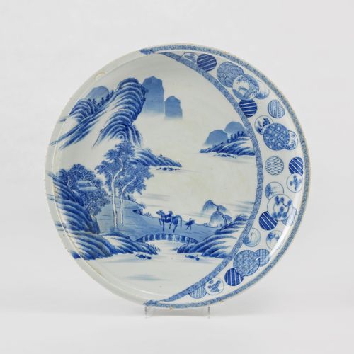 Null Grand plat, Japon, époque Edo (1603-1868)

Porcelaine émaillée bleu blanc à&hellip;