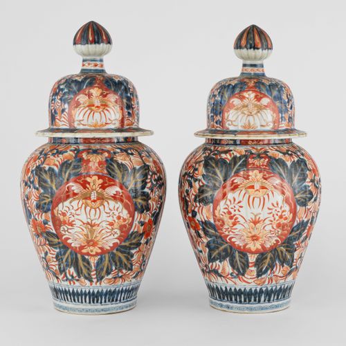 Null Paire de potiches couvertes, Imari, Japon, fin XIXe s

Porcelaine émaillée &hellip;