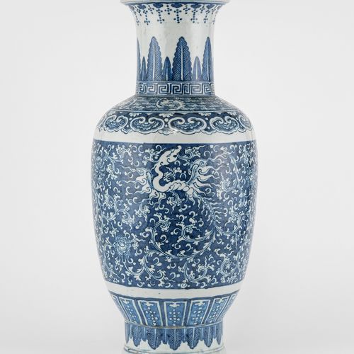 Null Vase balustre, Chine, XIXe s

Porcelaine émaillée bleu blanc à motif de phé&hellip;