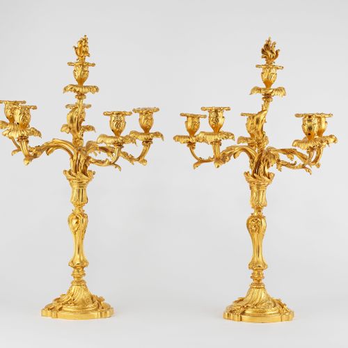 Null Paires de candélabres à six feux de style Louis XV

Bronze doré, H 60 cm