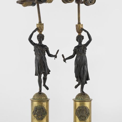 Null Paire de lampes à décor de figures de style néoclassique

Bronze doré et pa&hellip;