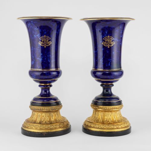 Null Paire de grands vases médicis, Sèvres, XIXe

Porcelaine émaillée bleu nuit,&hellip;