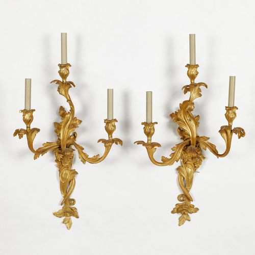 Null Paire de grandes appliques à trois lumières de style Louis XV

Bronze doré,&hellip;