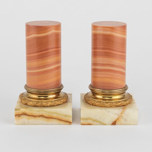 Null Paire de socles en forme de demi-colonne, XIXe s

Marbre coloré et bronze d&hellip;