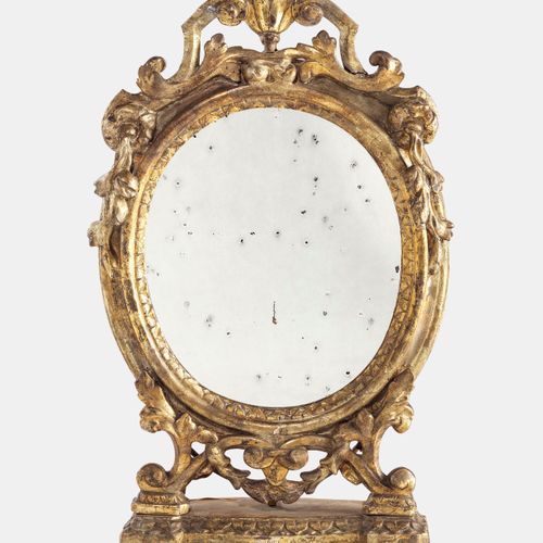 Null Miroir ovale sur pied, Italie, XVIIIe s

Bois sculpté doré, 61x36 cm