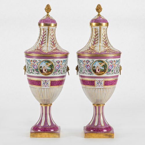 Null Paire de grands vases néoclassiques, XXe s

Porcelaine émaillée polychrome &hellip;