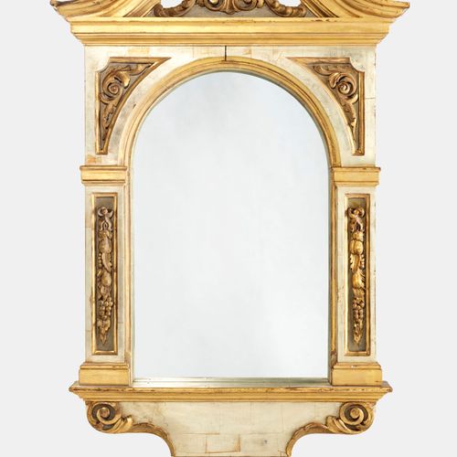 Null Miroir néoclassique, XIXe s

Bois sculpté doré et argenté, 119x70 cm