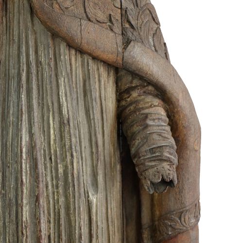 Évêque en chêne sculpté à décor de rinceaux sur la chasuble. Traces de polychrom&hellip;