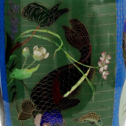 JAPON. Vase balustre en émaux cloisonné sur cuivre, à décor en médaillons de car&hellip;