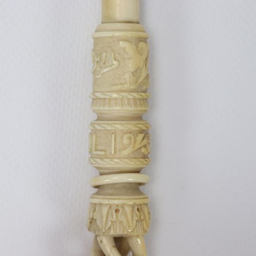 Manche en ivoire pour manuscrit, sculpté de frises de végétaux, de perles et de &hellip;