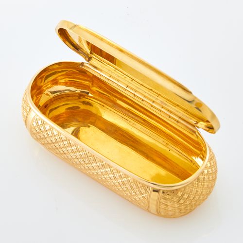 Continental Gold Snuff Box 大陆金质鼻烟盒 隐约可以看出，19世纪初，长方形，边上有bombÈ，铰链式的机车盖子中间有一个空的卡图，边&hellip;