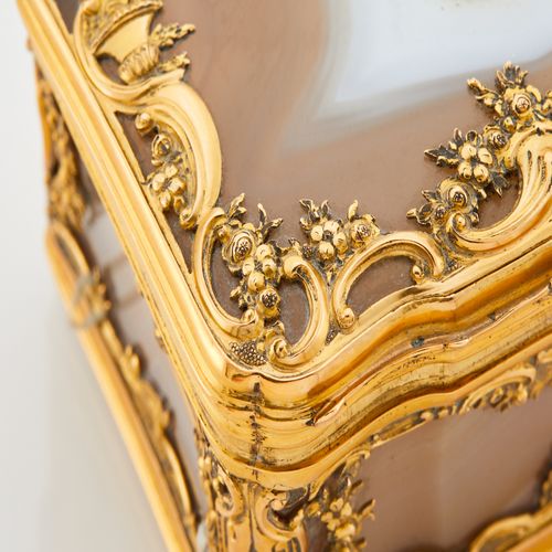 French 18 Kt Gold and Agate Snuff Box 法国18K金和玛瑙鼻烟盒 18世纪末/19世纪初 形状为长方形，边缘有卷轴、花朵和旗&hellip;