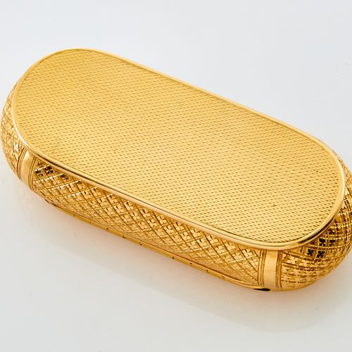 Continental Gold Snuff Box 大陆金质鼻烟盒 隐约可以看出，19世纪初，长方形，边上有bombÈ，铰链式的机车盖子中间有一个空的卡图，边&hellip;