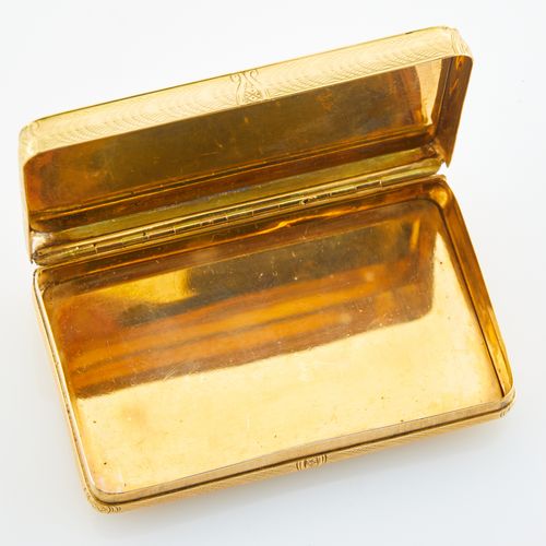 Continental Gold Snuff Box 大陆金质鼻烟盒 约1850年 长方形，铰链式的盖子上刻着一个城市景观的叶状卷边。长3英寸（7.6厘米），约&hellip;