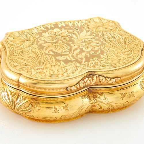 Continental Gold Snuff Box 大陆金质鼻烟盒 制造者标记CWS，约1860年 呈拱形，有铰链盖，通体刻有花朵和卷曲的叶子。宽3 1/8英&hellip;