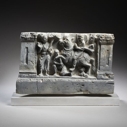 Null FRAGMENT DE FRISE EN SCHISTE GRIS 
Art Gréco-bouddhique du Gandhara, 2e-3e &hellip;