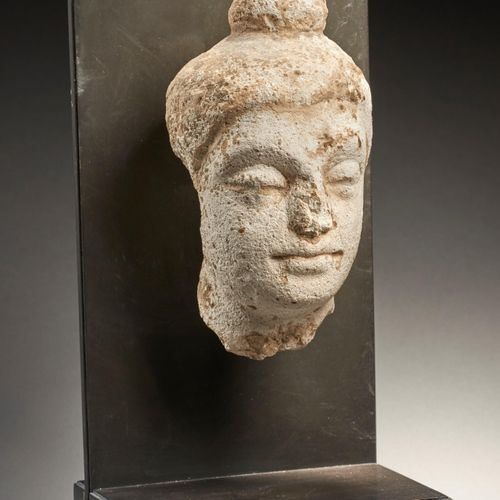 Null PETITE TETE DE BOUDDHA EN STUC 
Art Gréco-bouddhique du Gandhara, 4e-5e siè&hellip;