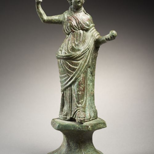Null VÉNUS GENITRIX EN BRONZE 
Art romain d'Orient, 3e siècle
Statuette représen&hellip;