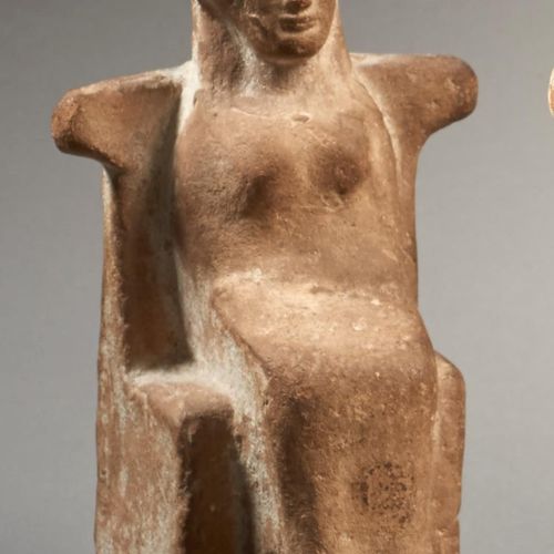 Null KORÉ TRÔNANTE EN TERRE CUITE 
Art grec, 5e siècle av. J.-C.
Statuette repré&hellip;