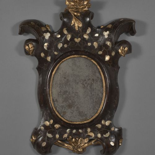 Null MIROIR ITALIEN D'ÉPOQUE BAROQUE 
En noyer sculpté, en partie doré et incrus&hellip;