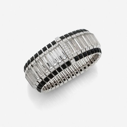 Null 
Large bracelet souple
En or gris 18k, serti au centre de plaques de crista&hellip;