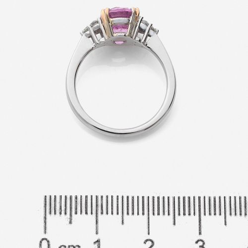 Null 
Bague
En or gris et or rose 18k, ornée d'un saphir rose de taille ovale, é&hellip;