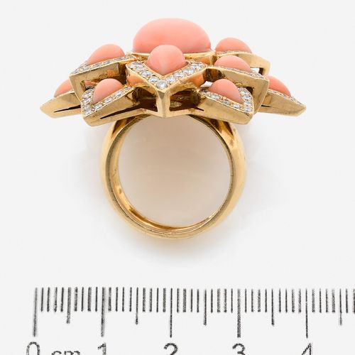 Null 
Bague fleur
En or jaune 18k, ornée de cabochons en corail rose (Corallium &hellip;