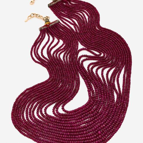 Null 
Collier draperie
Formé de 14 rangs de billes de rubis facettés en chute, f&hellip;