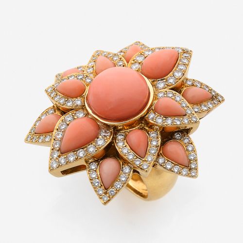 Null 
Bague fleur
En or jaune 18k, ornée de cabochons en corail rose (Corallium &hellip;