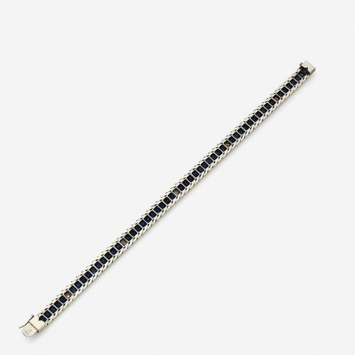 Null 
Bracelet souple
En or gris 18k, formé d'une ligne de saphirs calibrés carr&hellip;