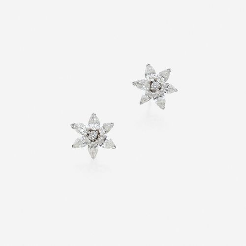 Null DE BEERS 
Paire de clous d'oreilles
En or gris 18k, ornés d'une fleur, le p&hellip;