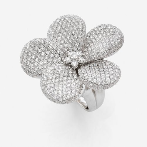 Null 
Bague fleur
En or gris 18k, les pétales entièrement pavés de diamants tail&hellip;