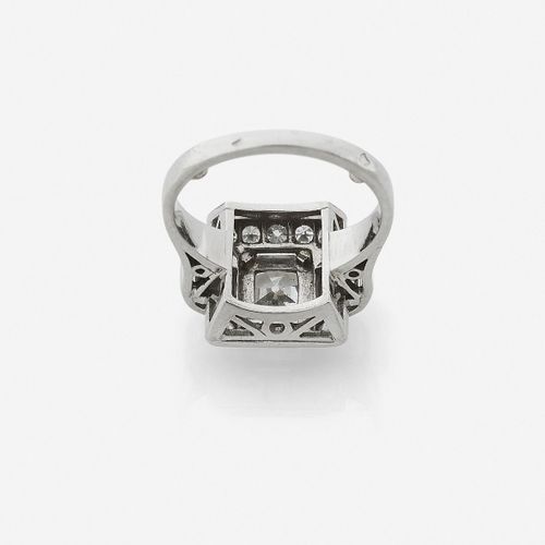 Null 
Bague
En platine, le plateau carré orné d'un diamant coussin à pans, encad&hellip;