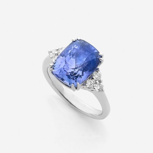 Null 
Bague
En or gris 18k, ornée d'un saphir coussin "change color", de bleu à &hellip;