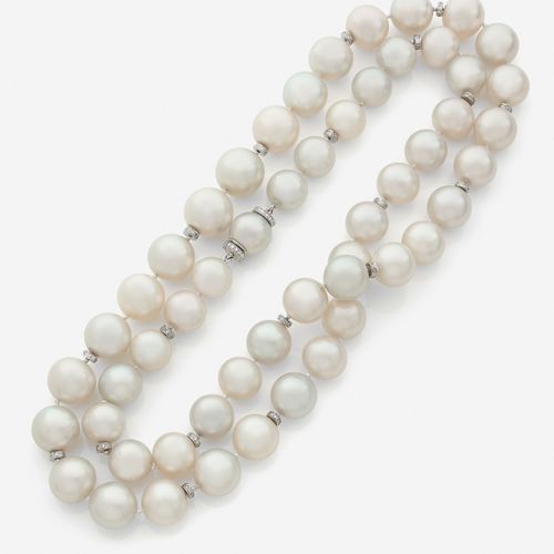Null REPOSSI 
Sautoir
Formé de 53 perles de culture blanches des mers du Sud en &hellip;