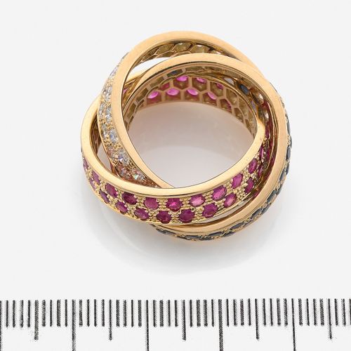 Null 
Bague
En or jaune 18k, formée de trois alliances entrelacées, chacune sert&hellip;