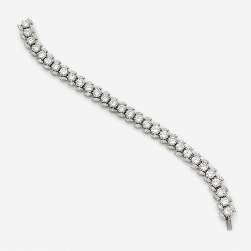 Null 
Bracelet souple
En or gris 18k, stylisant une chenille formée de 30 diaman&hellip;