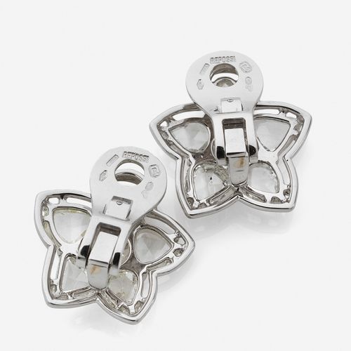 Null REPOSSI 
Paire de clips d'oreilles
En or gris 18k, en forme de fleurs ornée&hellip;