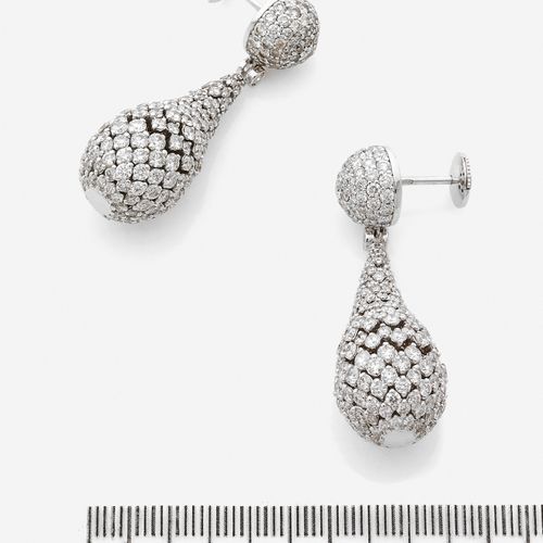 Null 
Paire de pendants d'oreilles
En or gris 18k, ornés chacun d'une demi-sphèr&hellip;
