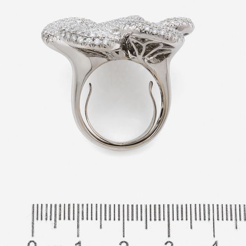 Null 
Bague fleur
En or gris 18k, les pétales entièrement pavés de diamants tail&hellip;